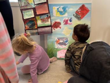 Børn der ser på kunst